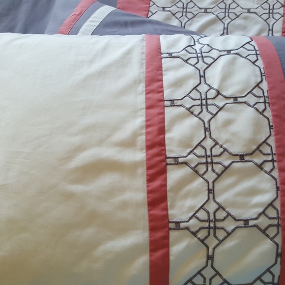 Elegant Gray and Pink Comforter Set - Picture 7 of 11